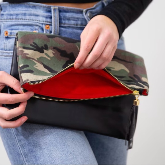 NWT Funky Monkey Camouflage Fold-Over Zippered Clutch - Picture 3 of 16